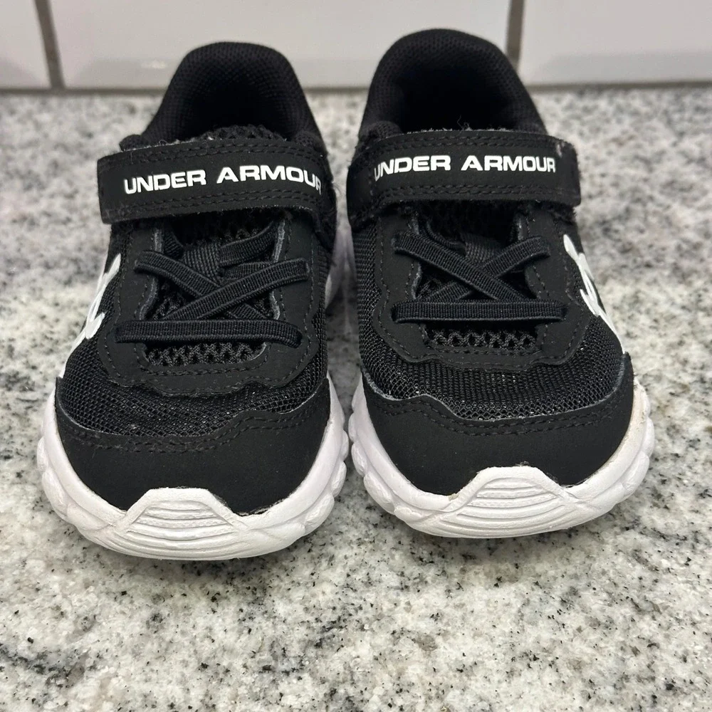 Under Armour Toddler 5K Sneakers Black White Hook Loop Strap 3024637-001‎ Sporty